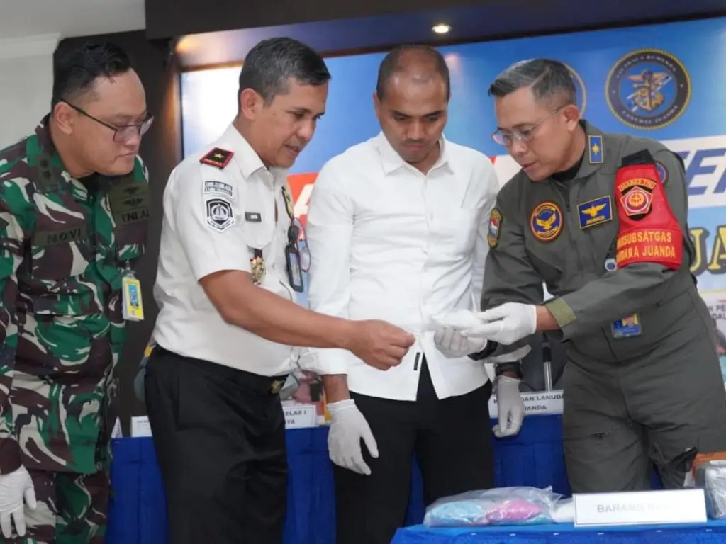 Petugas gabungan memperlihatkan barang bukti sabu-sabu dan pil ekstasi yang disita dari seorang WN Malaysia di Bandara Internasional Juanda.
