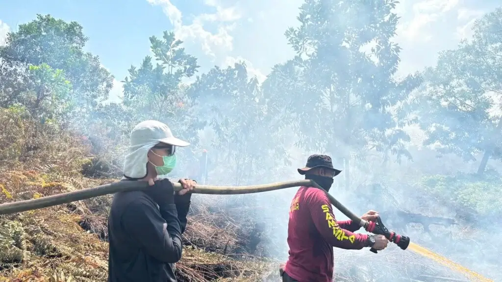Personel KRYD Polres Kubu Raya melakukan pendinginan dan penyiraman sisa bara di lahan gambut terbakar seluas 9 hektare di Desa Kuala Dua, Kecamatan Sungai Raya, Kabupaten Kubu Raya.