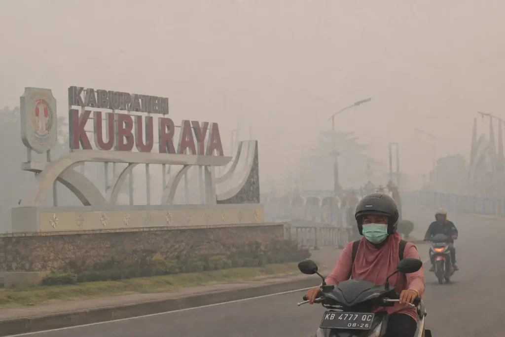 Kabut asap menyelimuti wilayah Kubu Raya saat kualitas udara masuk kategori sangat tidak sehat.