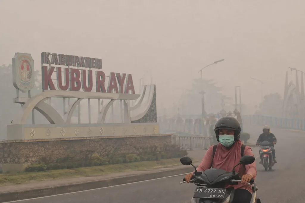 Kabut asap akibat karhutla menyelimuti wilayah Kubu Raya saat kualitas udara masuk kategori hitam atau berbahaya. (Foto: Res-KKR)