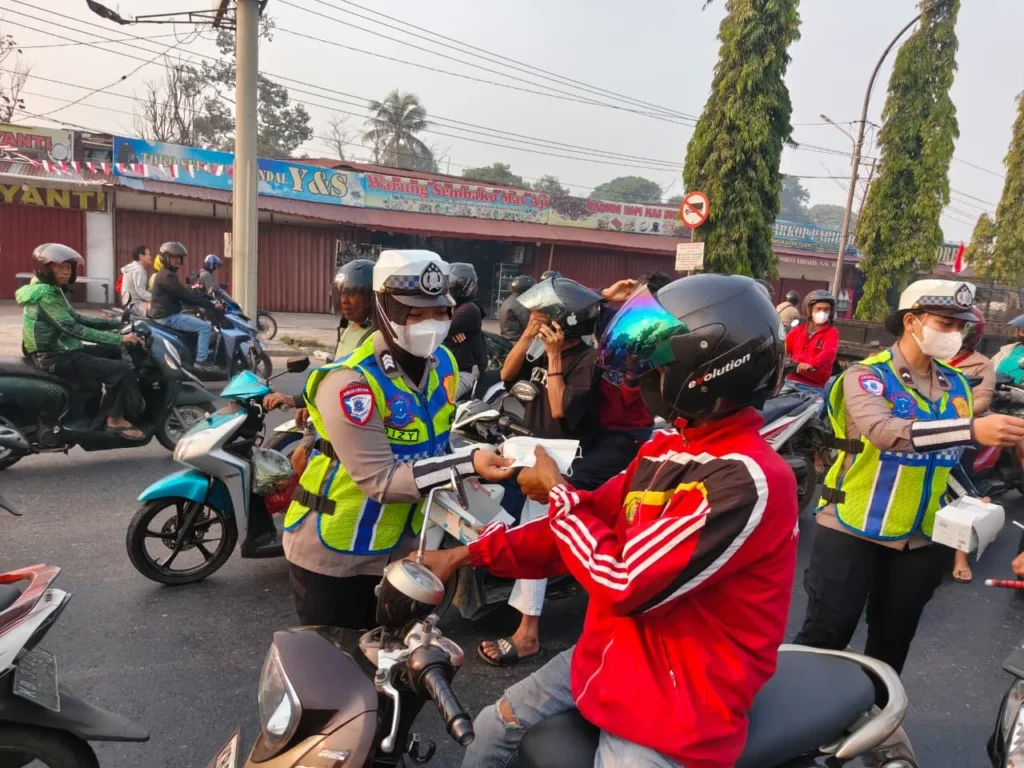 Polisi membagikan masker kepada warga di tengah kondisi udara Kubu Raya yang sangat tidak sehat akibat karhutla.