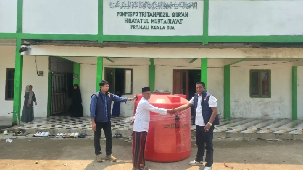 Polres Kubu Raya menyerahkan bantuan tandon air 2.000 liter untuk santriwati Pondok Pesantren Hidayat Mubtadia’at.