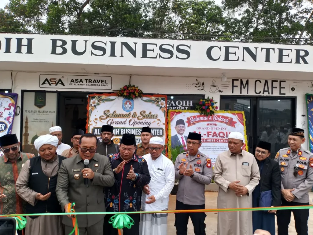 Peresmian Al-Faqih Business Center di Kubu Raya yang dihadiri Bupati Sujiwo, Wakil Bupati Sukiryanto, dan tokoh masyarakat.