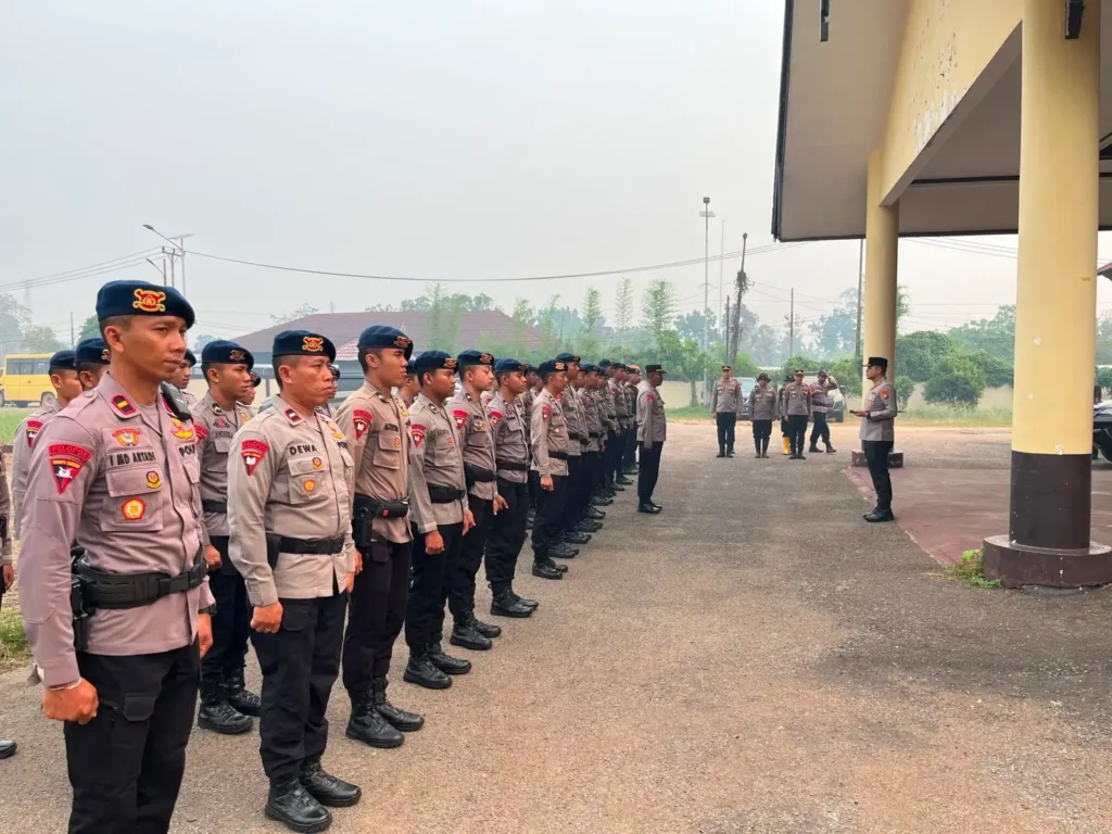 Personel BKO Brimob mengikuti apel sebelum diterjunkan menangani karhutla di Kubu Raya. (Foto: Res-KKR)