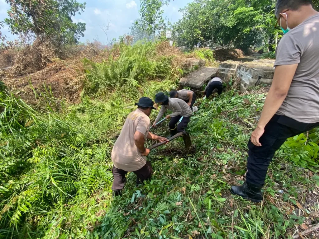 Polres Kubu Raya membersihkan parit menuju embung di Desa Limbung untuk antisipasi karhutla.