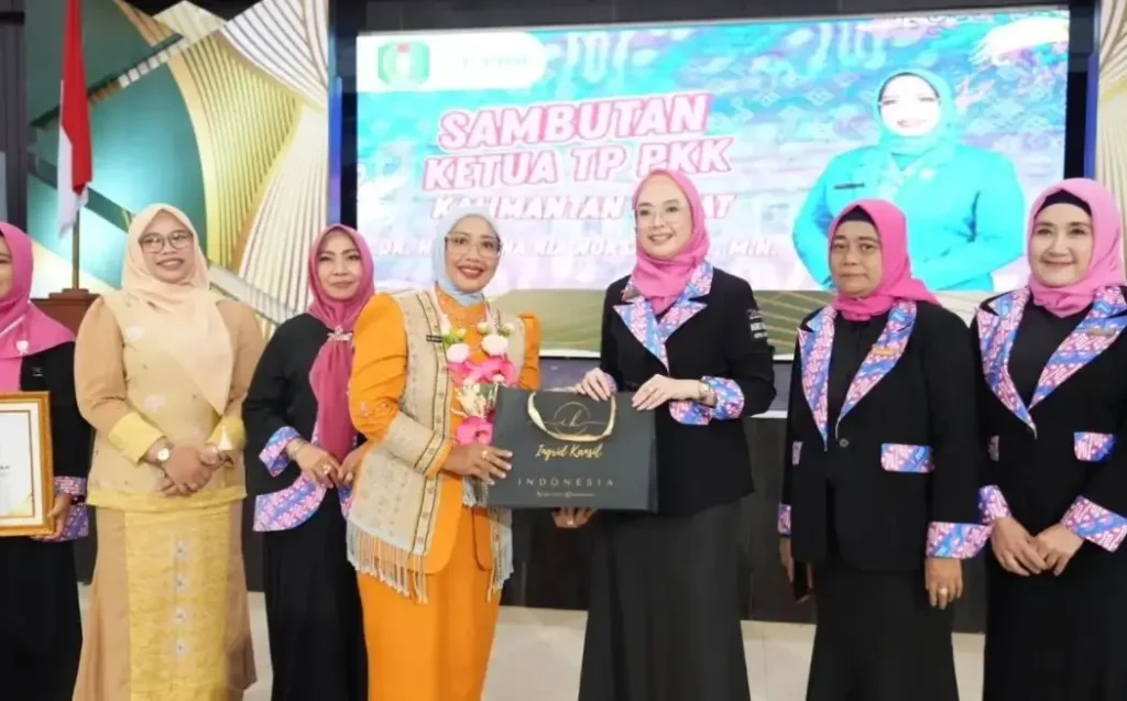 Erlina Ria Norsan menghadiri pelantikan pengurus PW IPEMI Kalbar periode 2026–2031 di Pendopo Kalbar.