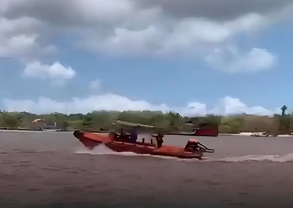 Tim SAR gabungan melakukan evakuasi korban kebakaran KMP Mutiara Sentosa 2 di perairan utara Pulau Sapudi, Kabupaten Sumenep.