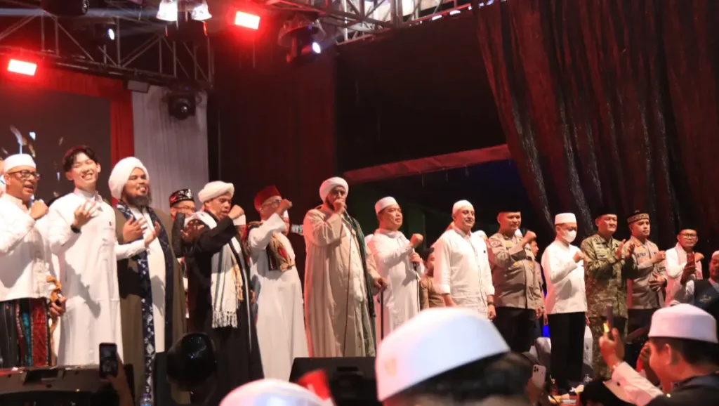 Gubernur Kalimantan Barat Ria Norsan bersama Habib Syech Assegaf dalam kegiatan Kalbar Bersholawat Merah Putih di Pontianak.