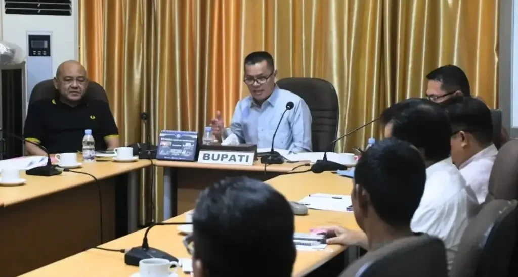 Bupati Kayong Utara Romi Wijaya memimpin rapat membahas 127 titik api dan penanganan Karhutla di Sukadana. (Foto: Prokopim KKU)