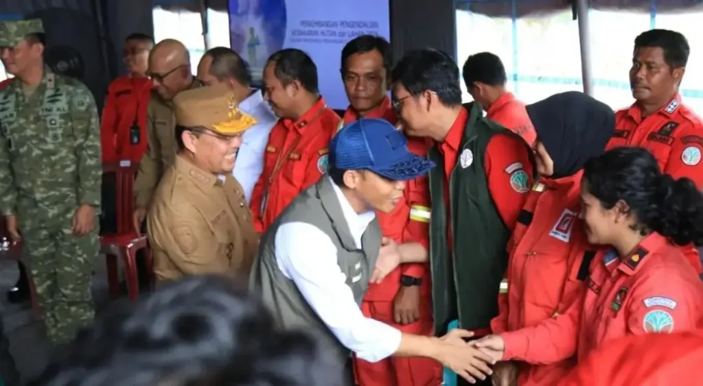 Menhut Raja Juli Antoni dan Gubernur Kalbar Ria Norsan meninjau penanganan karhutla di Kubu Raya.