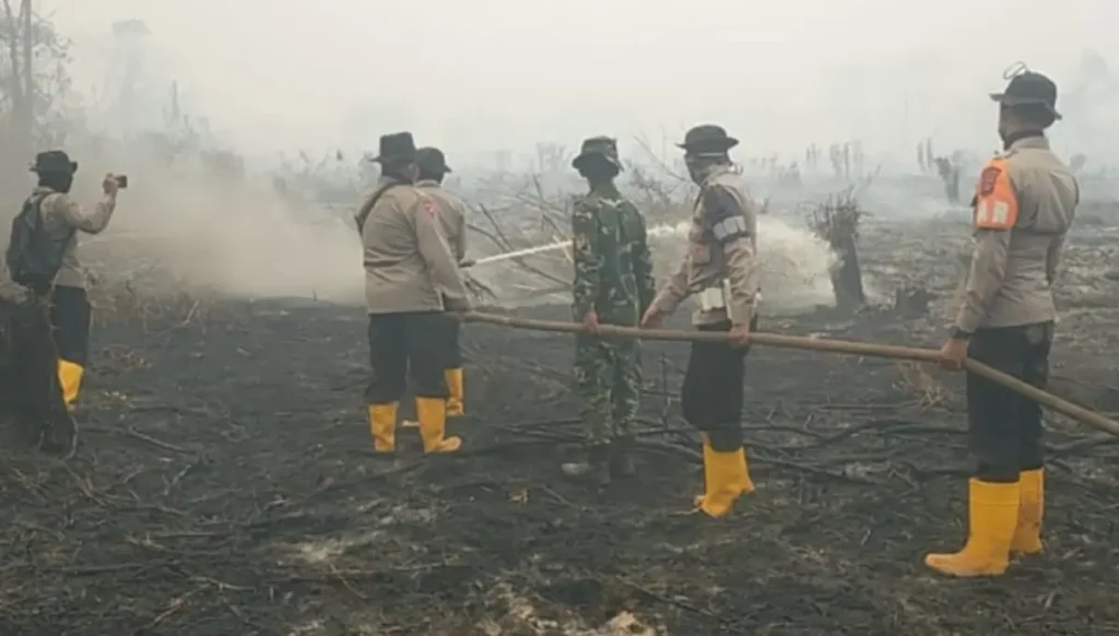 Tim gabungan TNI, Polri, dan masyarakat melakukan pendinginan lahan gambut terdampak karhutla di Teluk Batang, Kayong Utara. (Foto: Res-KKU)