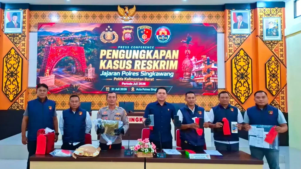 Kasat Reskrim Polres Singkawang saat konferensi pers pengungkapan 10 kasus kriminal dengan 14 tersangka yang diamankan sepanjang Juli 2026.
