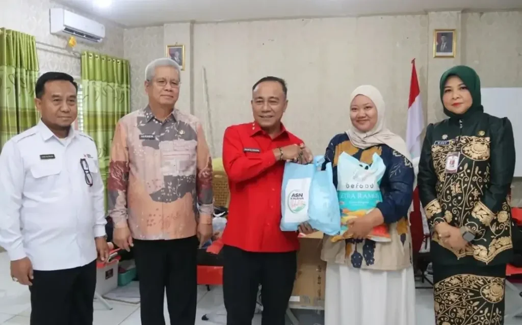 Wagub Kalbar Krisantus Kurniawan meninjau kegiatan donor darah ASN di BPSDM Provinsi Kalbar untuk membantu memenuhi kebutuhan stok darah.