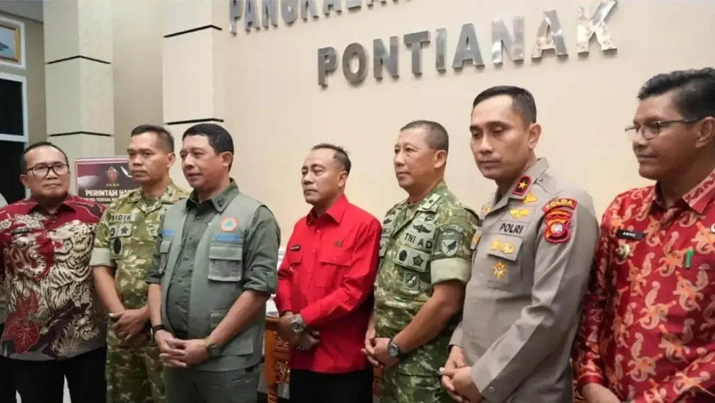 Wakil Gubernur Kalbar Krisantus Kurniawan mengikuti rapat koordinasi pengendalian karhutla bersama Kepala BNPB di Posko Utama Karhutla Lanud Supadio, Kabupaten Kubu Raya.