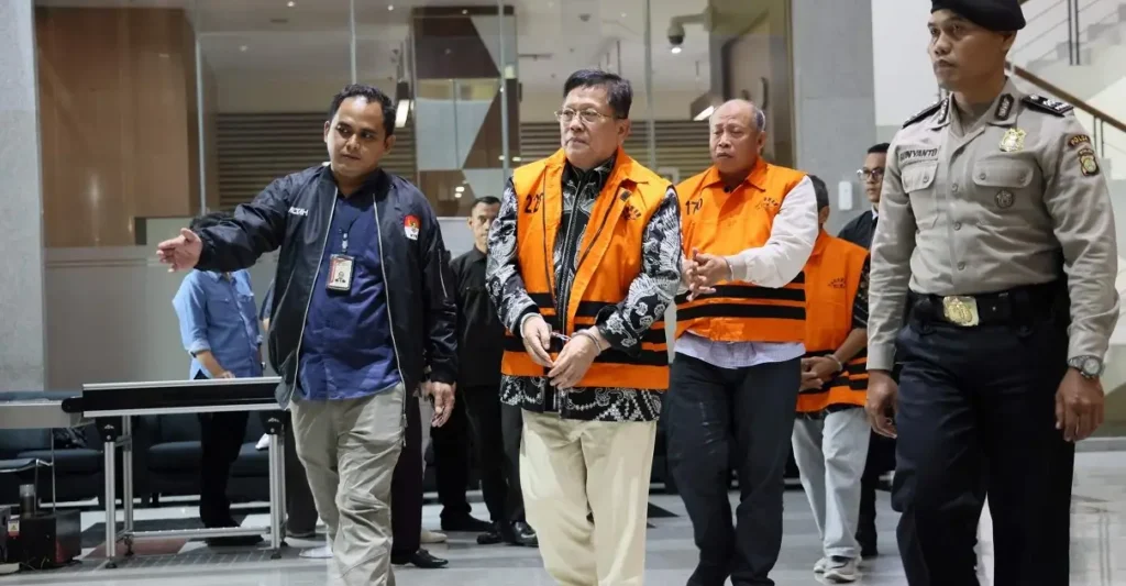 Empat tersangka kasus dugaan korupsi komisi asuransi PT Pelni dan Jasindo saat menjalani penahanan di Gedung Merah Putih KPK.