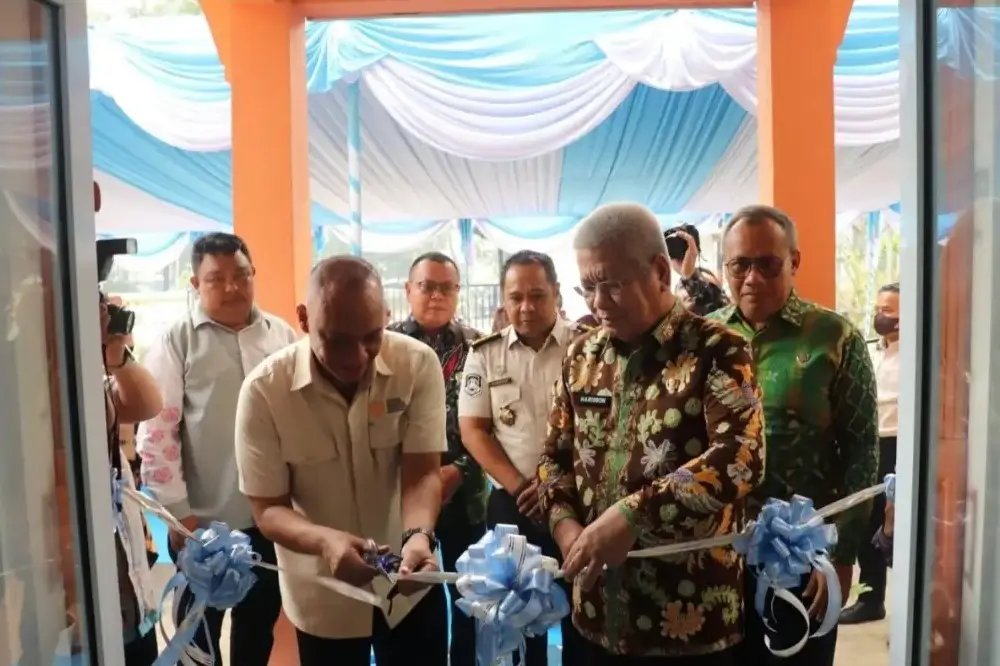 Sekda Kalbar Harisson meresmikan Layanan Terpadu Satu Atap PMI di Kantor Disnakertrans Kalbar.