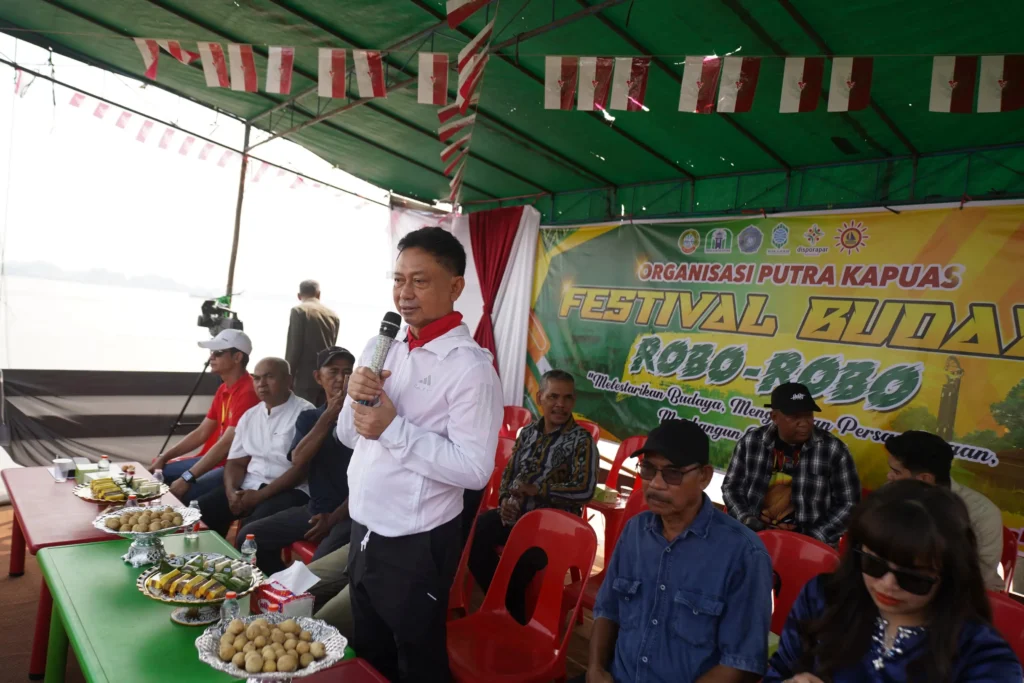 Wali Kota Pontianak Edi Rusdi Kamtono membuka Lomba Sampan Bidar Kampung Yuka di Kecamatan Pontianak Barat.