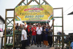 Wali Kota Pontianak Edi Rusdi Kamtono saat menghadiri Lomba Sampan Bidar Kampung Yuka di Kecamatan Pontianak Barat, Kota Pontianak, Sabtu (15/8/2026).  