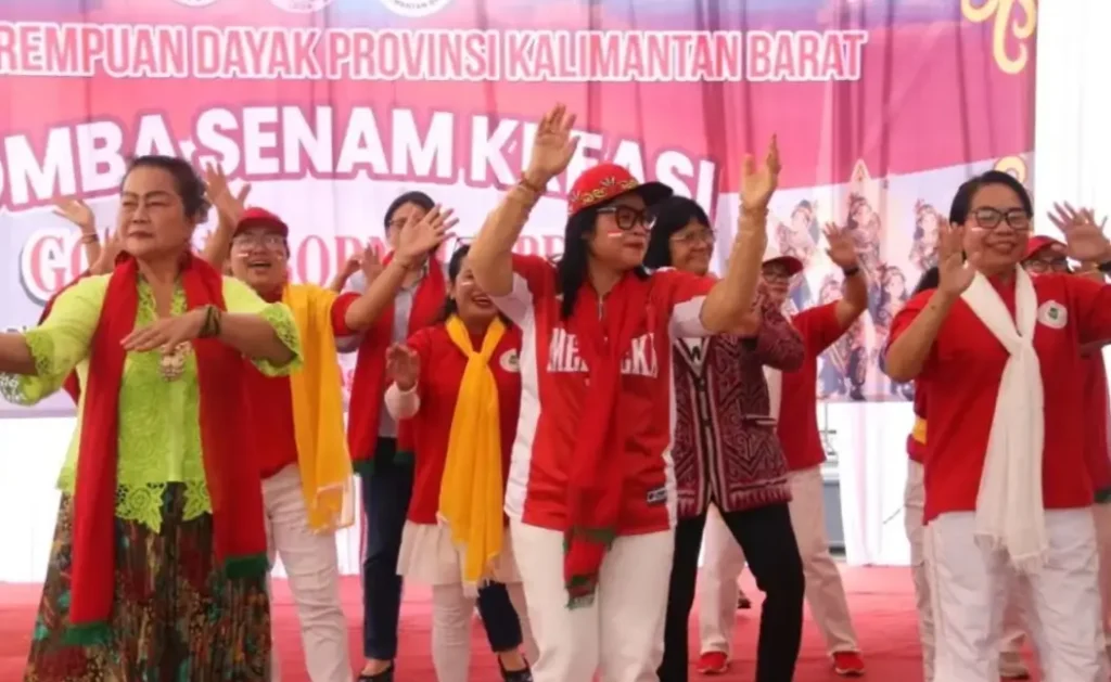 Lomba Senam Borneo LPD Kalbar memperkuat kebersamaan dan peran perempuan Dayak.
