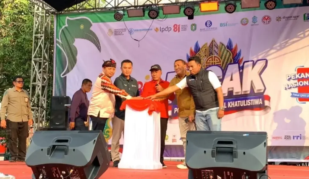 Wagub Krisantus Kurniawan membuka Lomba Tari Multi Etnis Kalbar di PACAK 2026