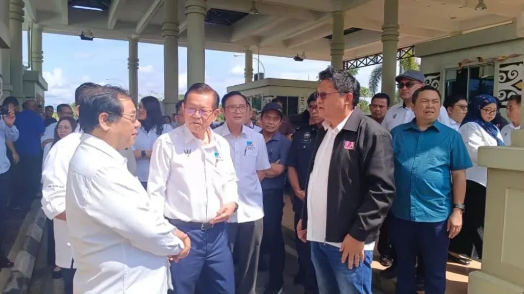Menteri Perhubungan Sarawak Lee Kim Shin meninjau ICQS Lubok Antu untuk mempercepat operasional bus lintas negara rute Kuching–Putussibau.