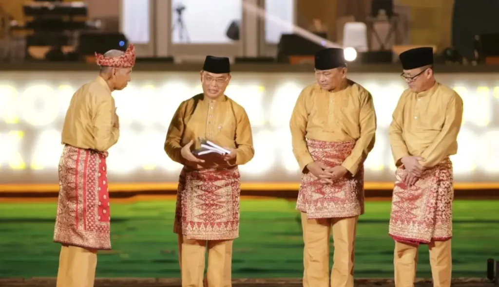Gubernur Kalimantan Barat Ria Norsan memberikan sambutan saat membuka MTQ XXXIV Tingkat Provinsi Kalimantan Barat di Pantai Pulau Datok, Kabupaten Kayong Utara.