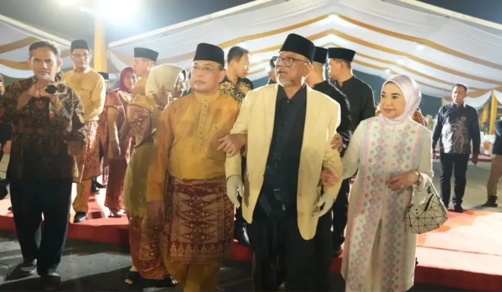 Gubernur Kalbar Ria Norsan bersama Oesman Sapta Odang (OSO) menghadiri pembukaan MTQ XXXIV Tingkat Provinsi Kalimantan Barat di Kabupaten Kayong Utara.