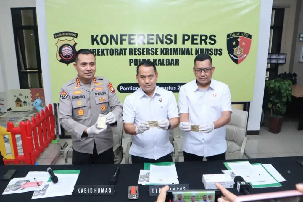 Polda Kalbar menampilkan barang bukti emas dan uang tunai hasil pengungkapan 10 kasus PETI dengan 13 tersangka.