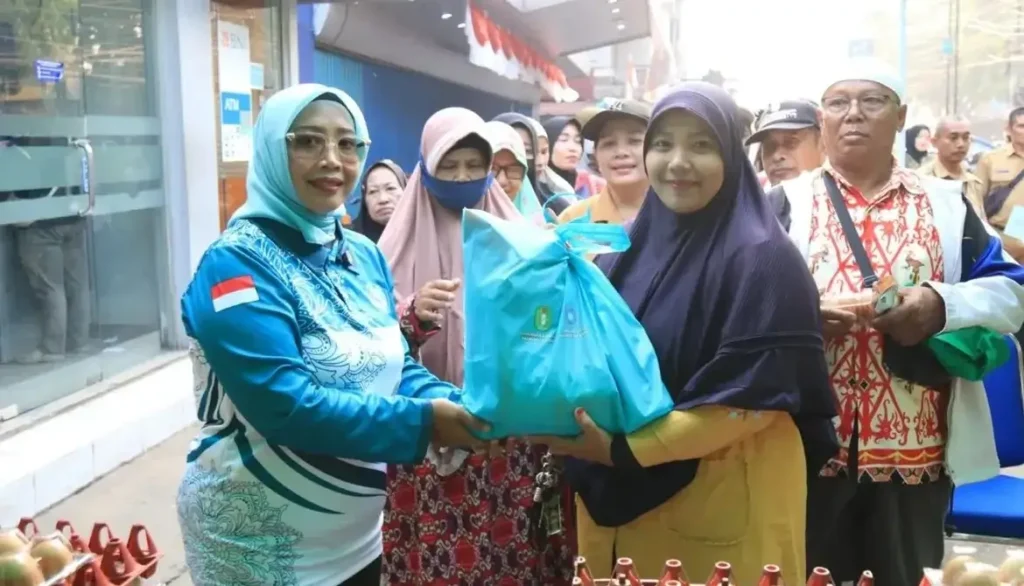 Ketua TP PKK Kalbar Erlina Norsan membuka Pasar Murah di Pasar Teratai Pontianak.