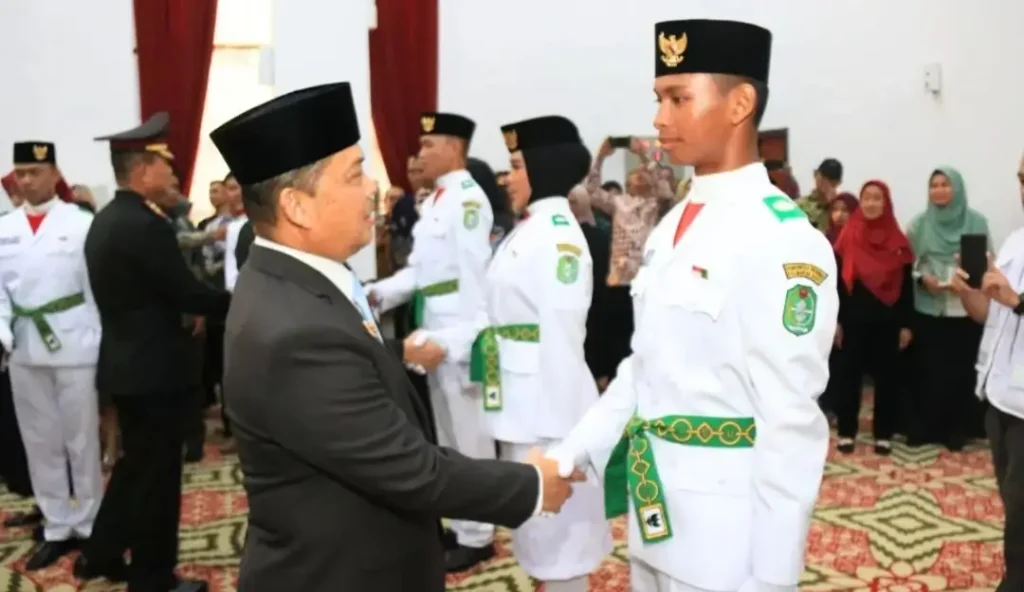 Gubernur Kalbar Ria Norsan mengukuhkan Paskibraka Kalbar 2026