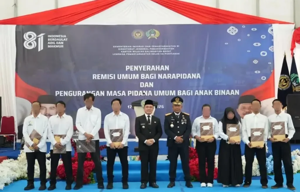 Gubernur Kalbar Ria Norsan menyerahkan SK remisi HUT ke-81 RI kepada warga binaan Lapas Kelas IIA Pontianak di Kabupaten Kubu Raya, Senin (17/8/2026).