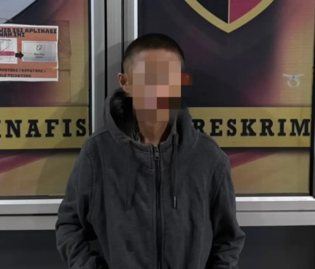 Terduga pelaku pencurian tas berisi dua ponsel saat diamankan Tim Jatanras Satreskrim Polresta Pontianak.