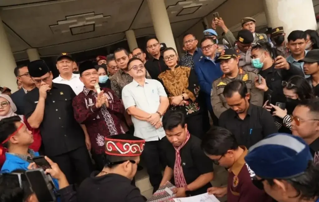 Gubernur Kalbar Ria Norsan berdialog dengan massa aksi terkait Perda Pembukaan Lahan di DPRD Kalbar.