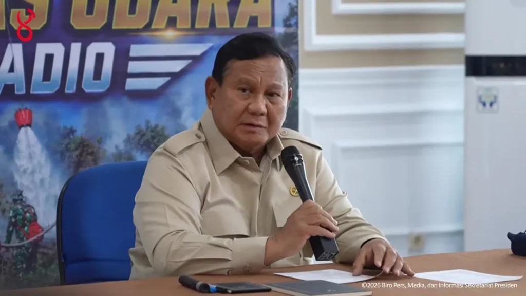 Presiden Prabowo Subianto memimpin rapat koordinasi penanganan karhutla di Lanud Supadio, Kabupaten Kubu Raya, Kalimantan Barat. (Tangkapan layar : Sekretariat Presiden)