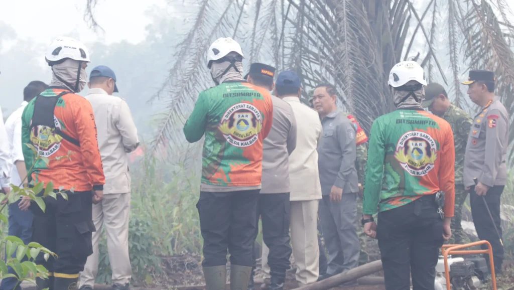 Presiden Prabowo Subianto bersama Gubernur Kalimantan Barat Ria Norsan meninjau lokasi karhutla di Jalan Angkasapura, Desa Limbung, Kabupaten Kubu Raya.