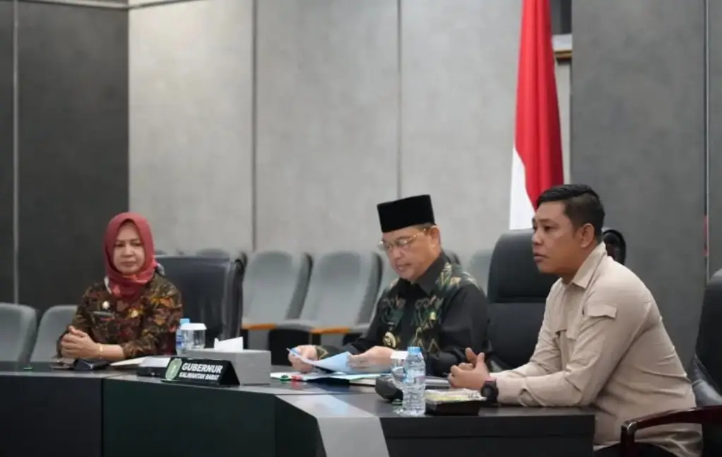 Gubernur Kalbar Ria Norsan mengikuti rapat koordinasi Program Makan Bergizi Gratis secara daring dari Kantor Gubernur Kalbar.