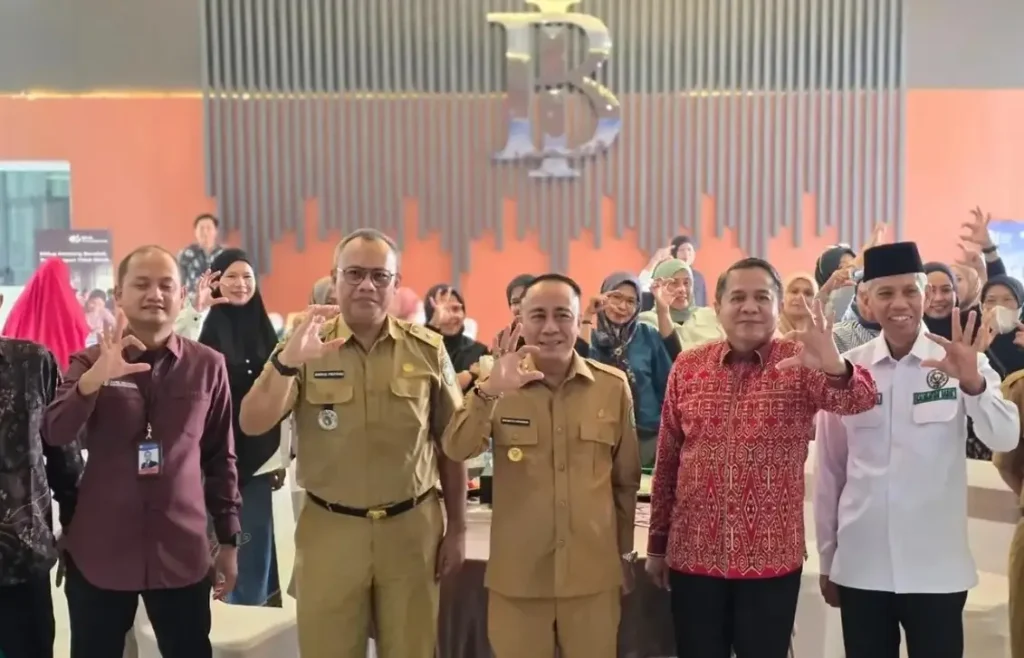 Wagub Kalbar Krisantus Kurniawan membuka Program PEKA BPJS Ketenagakerjaan di Pontianak.