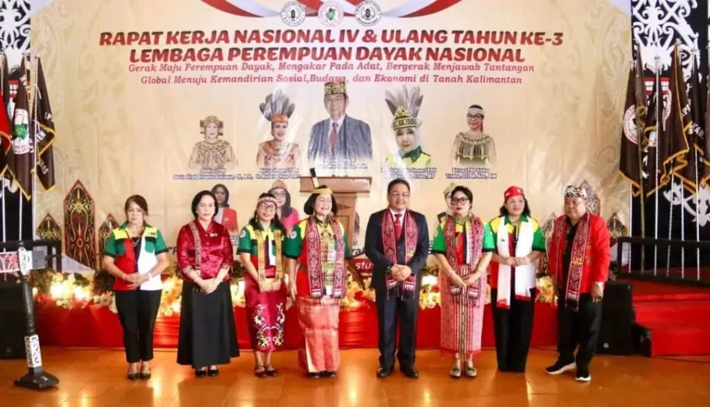 Asisten I Sekda Kalbar Y. Anthonius R. saat membuka Rakernas IV dan HUT ke-3 LPDN di Rumah Radakng Pontianak.