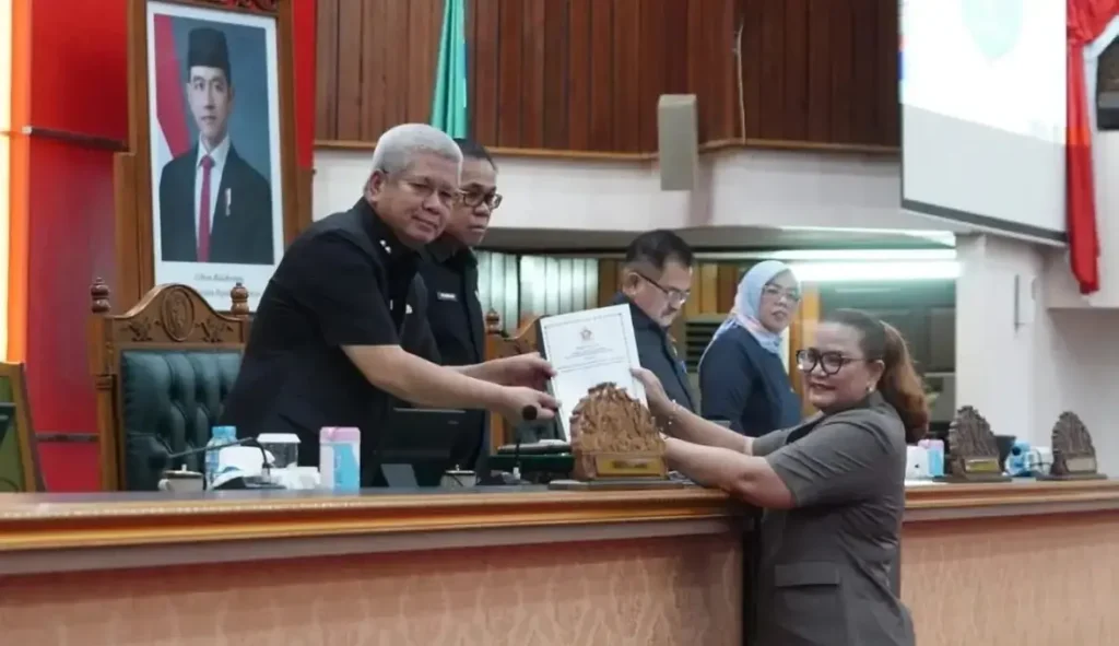 Sekda Kalbar Harisson menghadiri Rapat Paripurna DPRD Kalbar membahas Raperda Perubahan Pajak dan Retribusi Daerah.