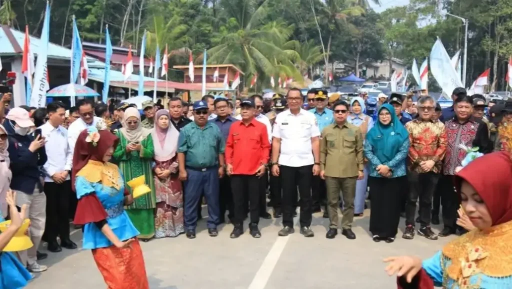 Wakil Gubernur Kalbar Krisantus Kurniawan menghadiri reaktivasi PLB Temajuk yang terhubung dengan Telok Melano, Sarawak, Malaysia.