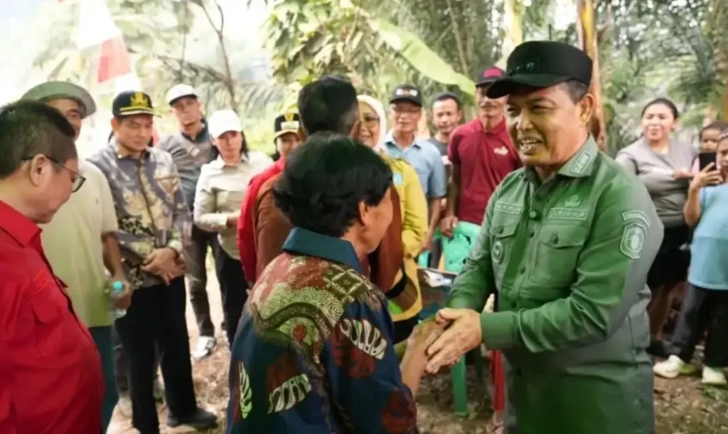 Gubernur Kalbar Ria Norsan mengunjungi Desa Engkangin, Kabupaten Landak, sekaligus menyerap aspirasi warga terkait pembangunan jalan desa, Sabtu (29/8/2026).