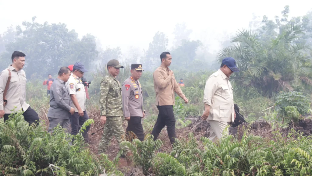 Gubernur Kalimantan Barat Ria Norsan mendampingi Presiden Prabowo Subianto meninjau lokasi kebakaran hutan dan lahan di Jalan Angkasapura, Kabupaten Kubu Raya.