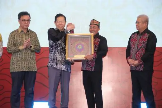 Wakil Gubernur Kalbar Krisantus Kurniawan bersama delegasi Kalbar dan Sarawak saat penutupan Sidang SOSEK MALINDO Ke-39 di Pontianak.