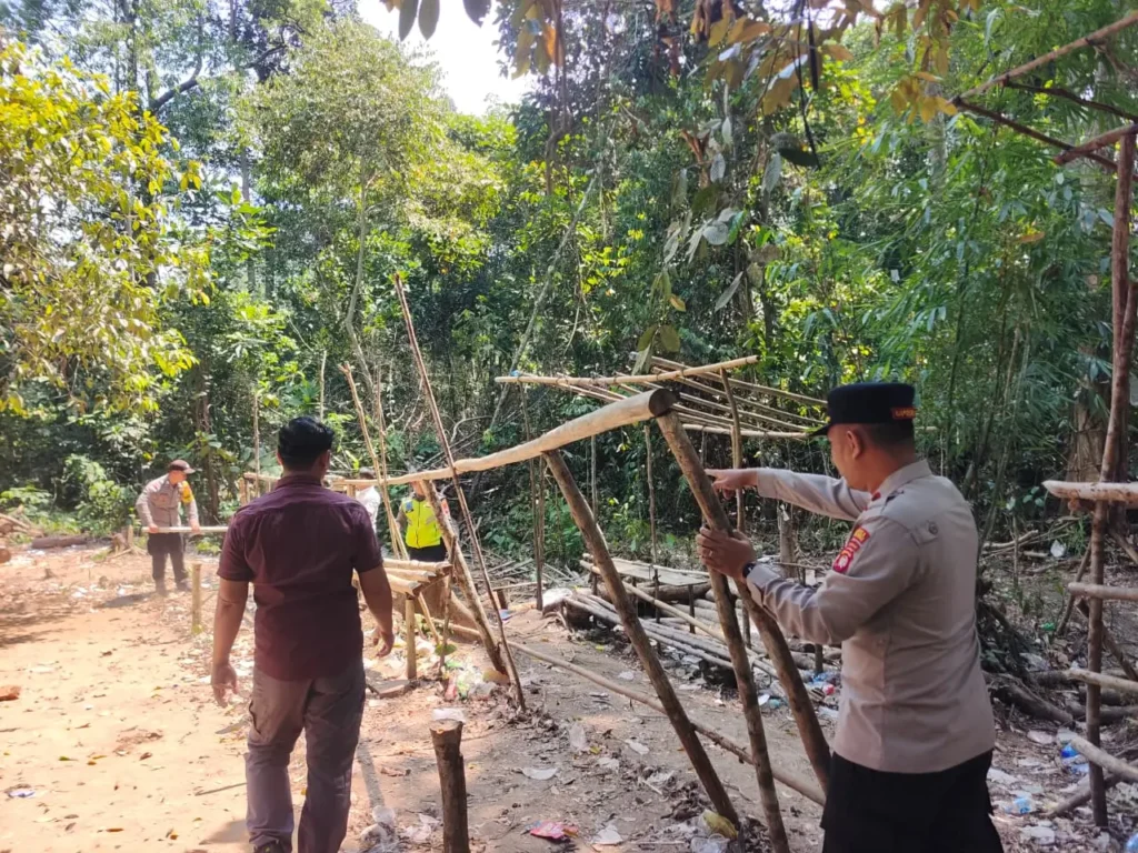 Polisi membongkar arena sabung ayam yang digunakan untuk perjudian di Kapuas Hulu.
