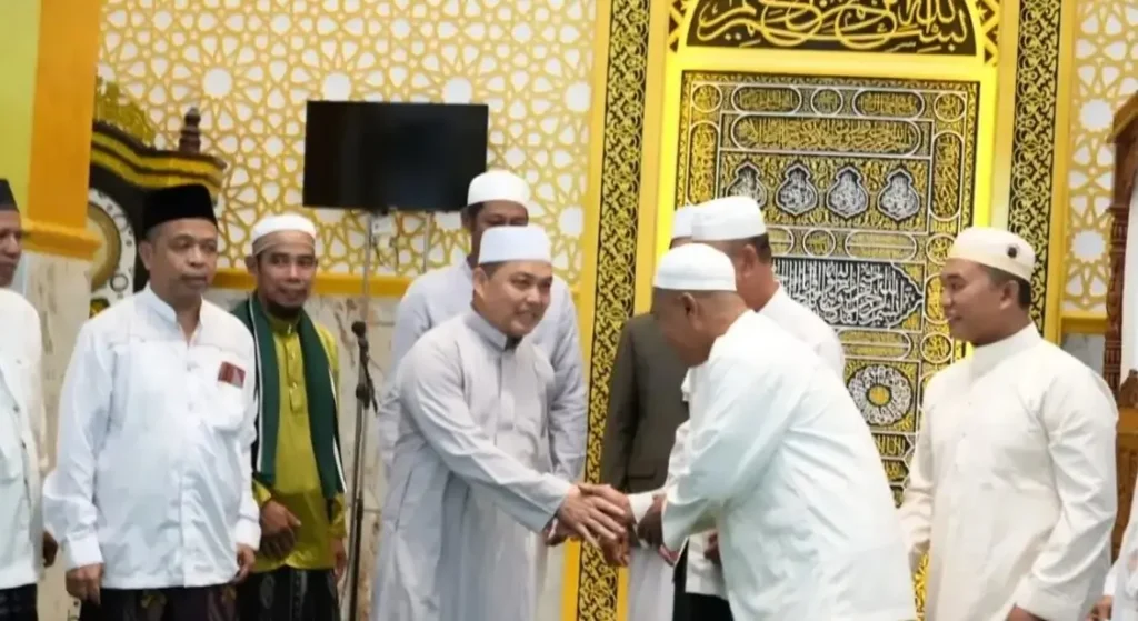 Gubernur Kalbar Ria Norsan menyerahkan bantuan operasional Rp25 juta dan perlengkapan ibadah kepada Masjid Babul Mukminin saat Safari Subuh di Teluk Batang, Kayong Utara.