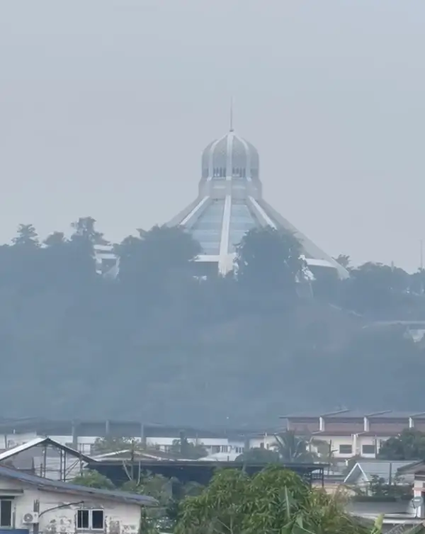 Kondisi kabut asap menyelimuti kawasan Kuching, Sarawak, saat kualitas udara memburuk.