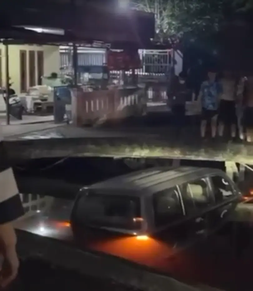 Mobil terjun ke parit di Jalan Parit Haji Husein I Pontianak usai Maghrib.
