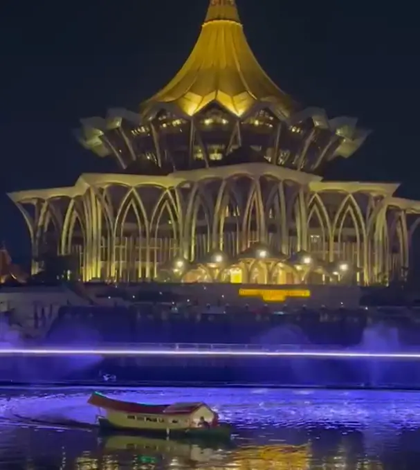 Suasana Kuching Waterfront kembali ramai setelah kualitas udara Kuching berangsur membaik usai hujan dua hari.