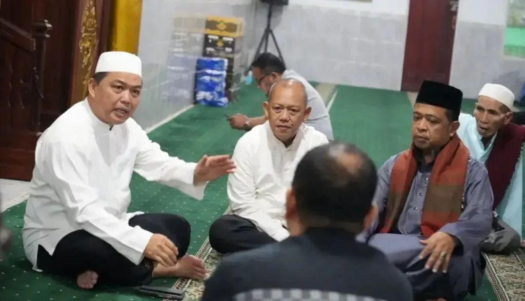 Gubernur Kalbar Ria Norsan memberikan kultum setelah salat Subuh berjamaah di Masjid Nurul Yaqin, Kecamatan Serimbu, Kabupaten Landak.
