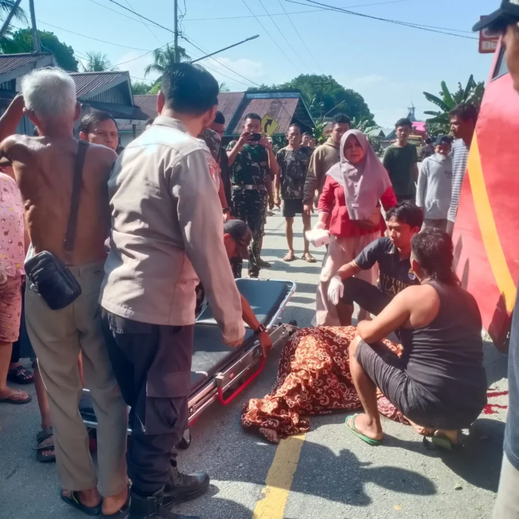 Petugas kepolisian melakukan olah TKP kecelakaan Bus Perintis yang menghantam sepeda motor di Kecamatan Silat Hilir, Kabupaten Kapuas Hulu.
